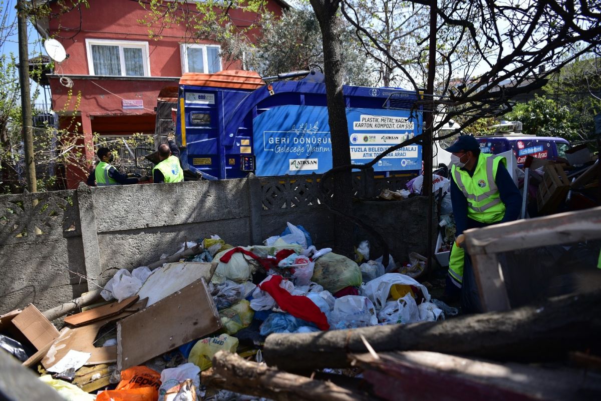 Tuzla’da biriktirdiği çöplerin alınmasını gözleri dolarak izledi #3