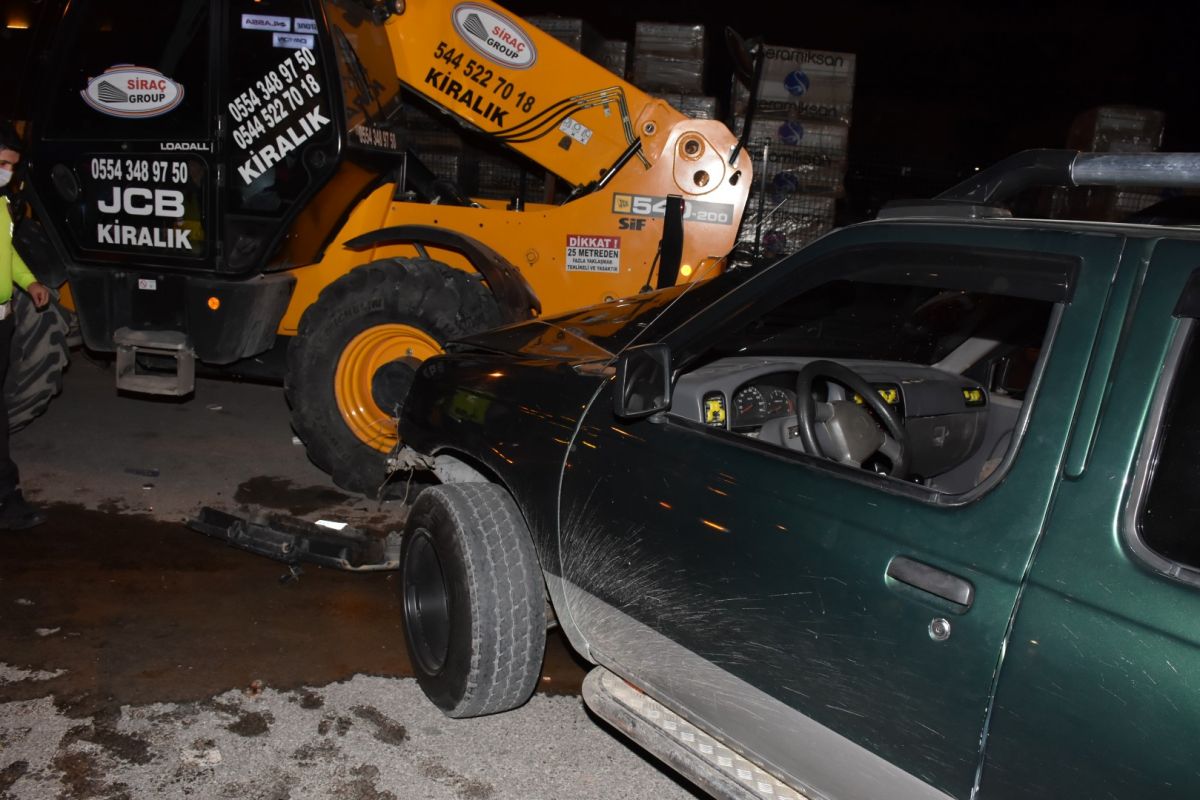 İzmir de sürücü köpeğe çarpmamak için kaza yaptı #7