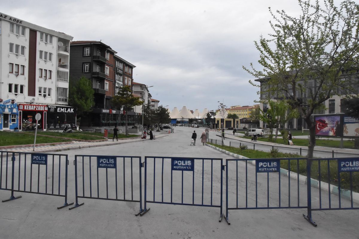 Kütahya’da kurulan semt pazarları için 9 cadde trafiğe kapatıldı #2