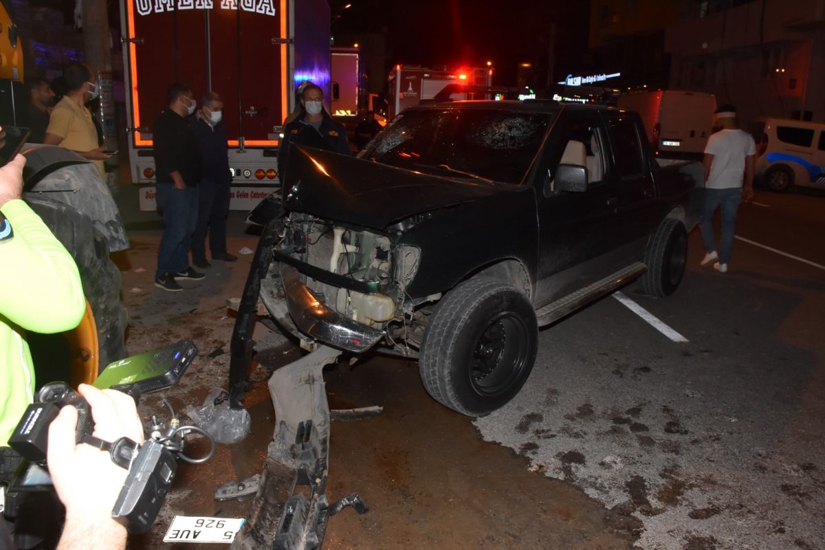 İzmir de sürücü köpeğe çarpmamak için kaza yaptı #8