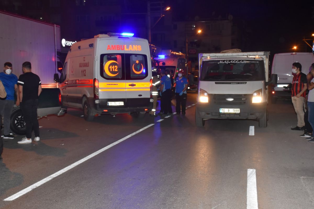 İzmir de sürücü köpeğe çarpmamak için kaza yaptı #1