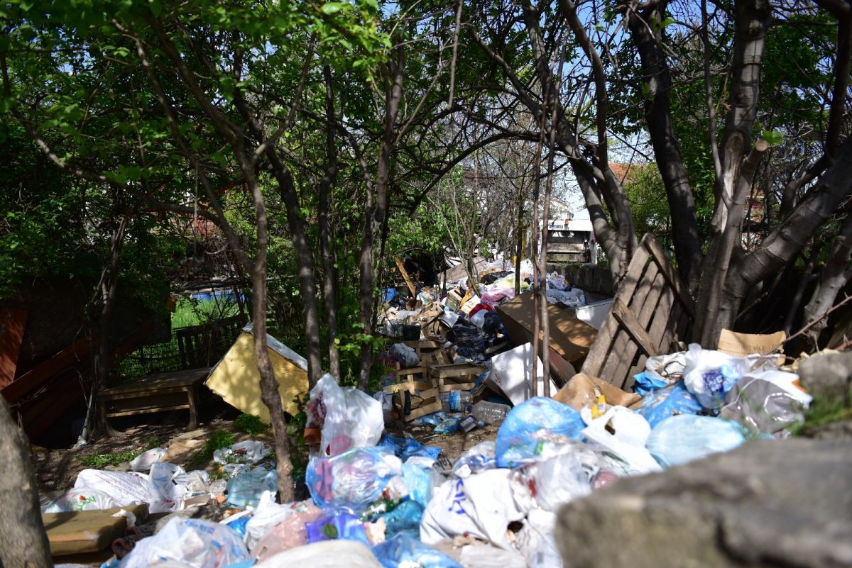 Tuzla’da biriktirdiği çöplerin alınmasını gözleri dolarak izledi #4