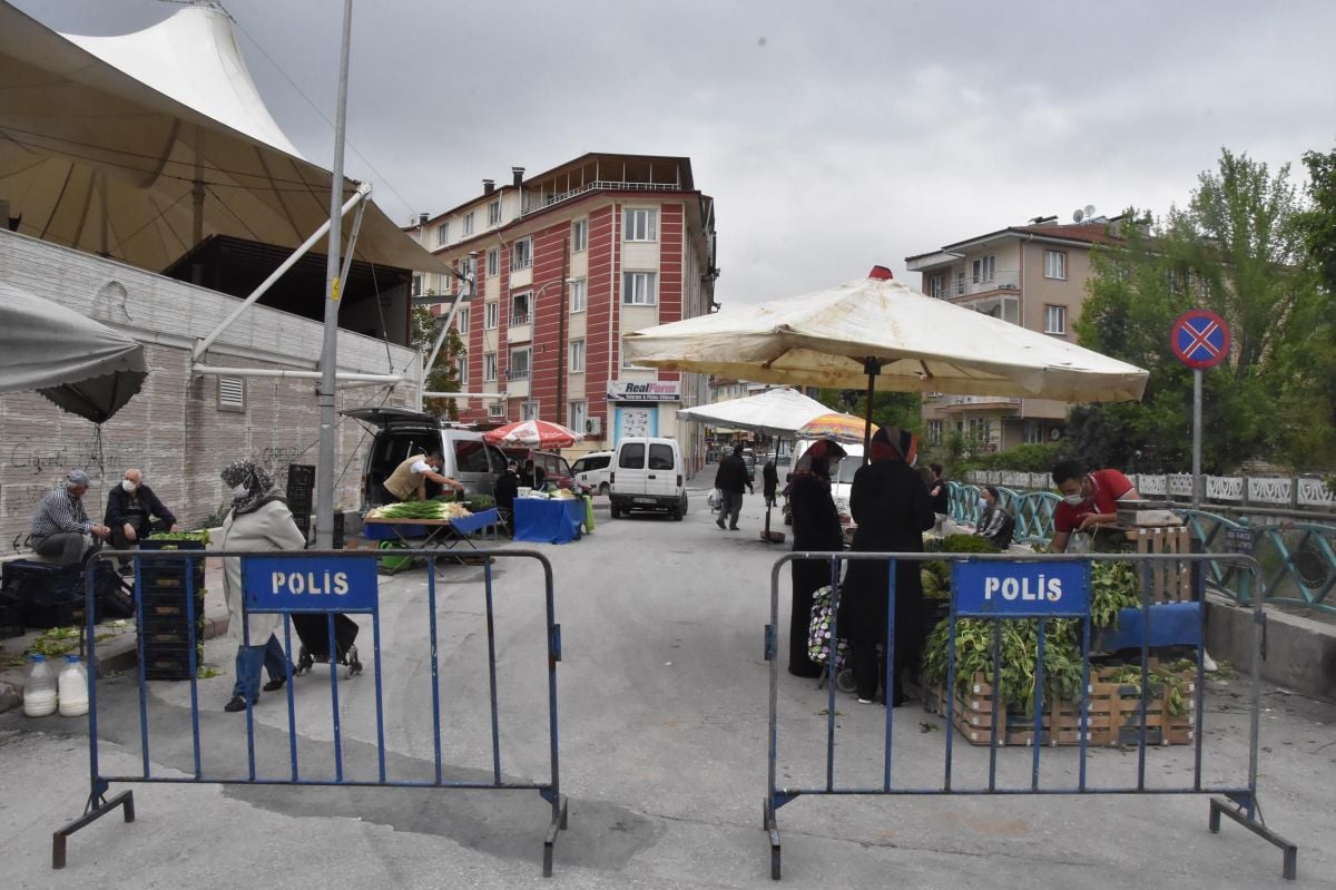 Kütahya’da kurulan semt pazarları için 9 cadde trafiğe kapatıldı #1