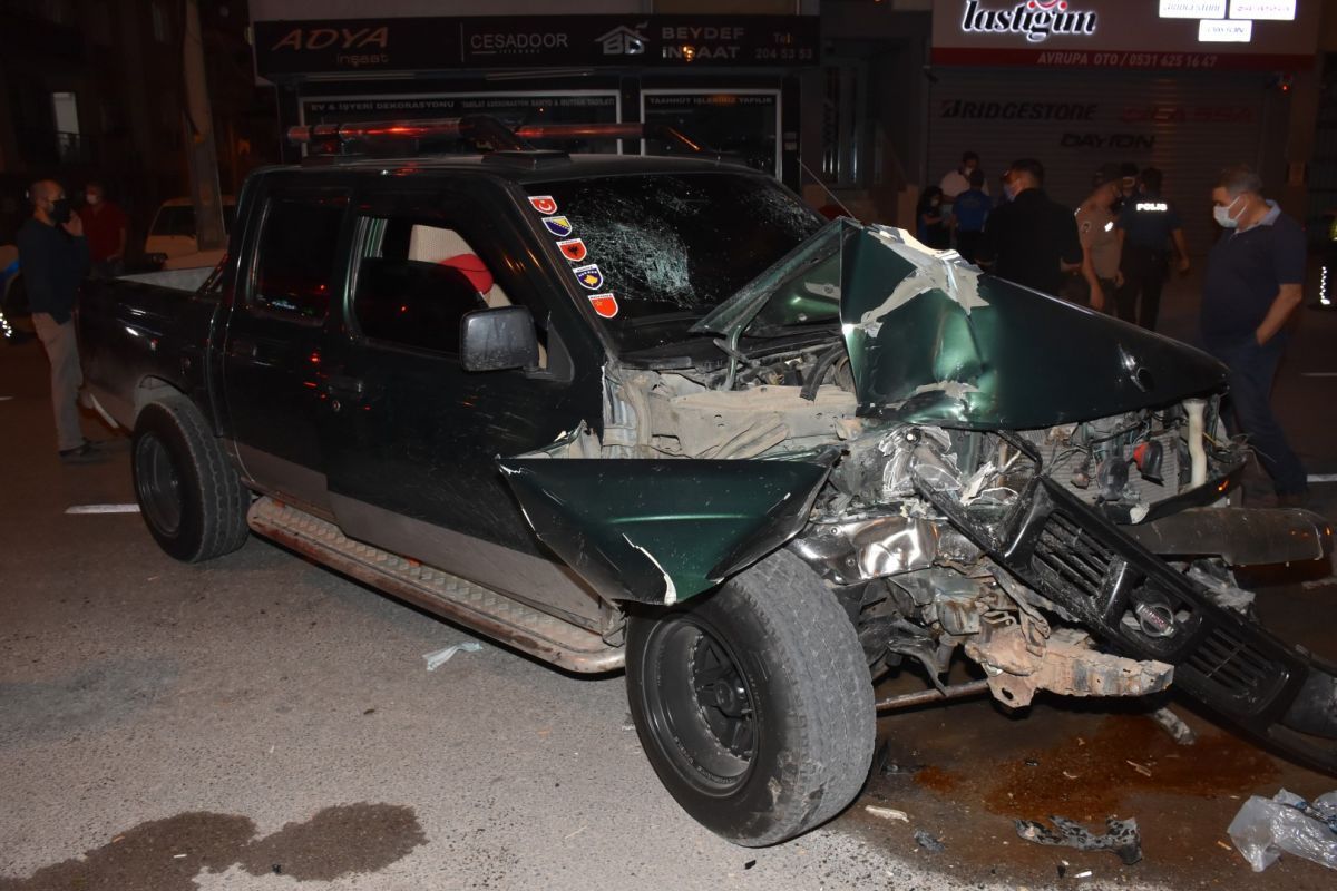 İzmir de sürücü köpeğe çarpmamak için kaza yaptı #5