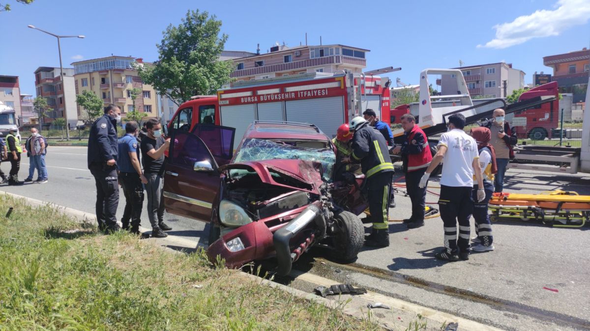 Bursa da polis kontrol noktasında kaza: 6 yaralı #2
