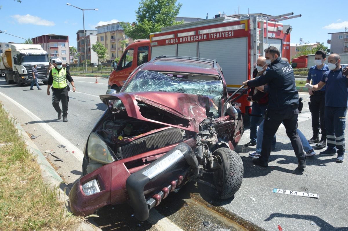 Bursa da polis kontrol noktasında kaza: 6 yaralı #4