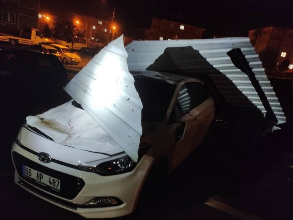 Yozgat ta fırtına çatıları uçurdu, 20 otomobil hasar gördü #4