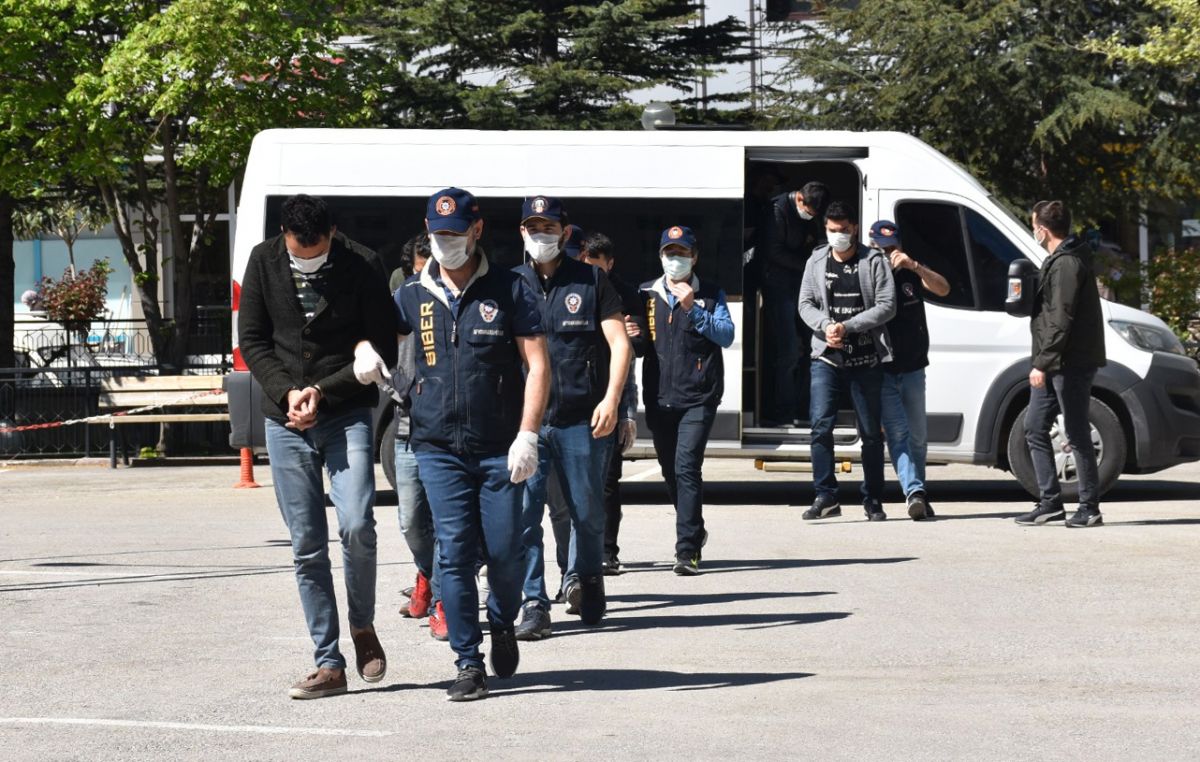 Afyonkarahisar da yasa dışı bahis ile 15 kişiyi dolandıran 6 şüpheli tutuklandı #1