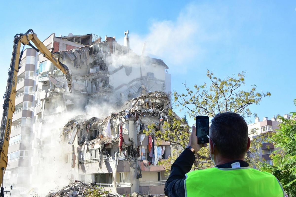 İzmir de depremde yıkılan binaların yerinde yenileri yükseliyor #6