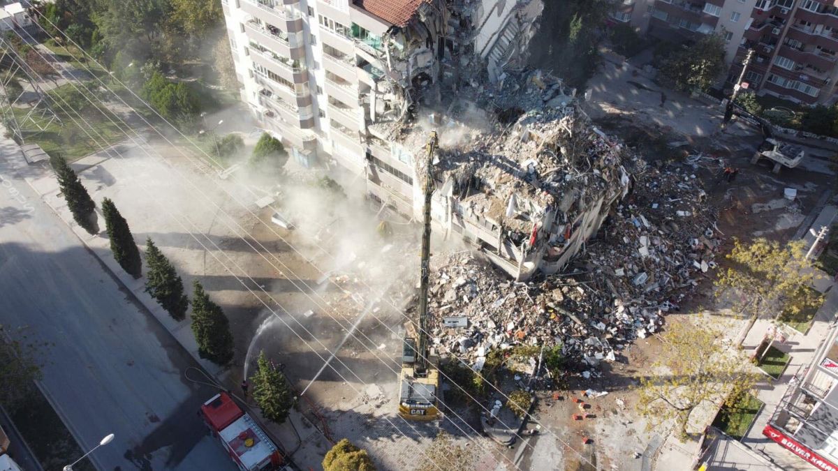 İzmir de depremde yıkılan binaların yerinde yenileri yükseliyor #9