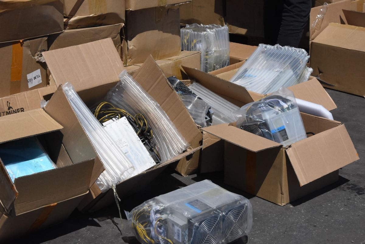 İzmir de bitcoin üretmeye yarayan 5 milyon TL lik kaçak cihaz ele geçirildi #4