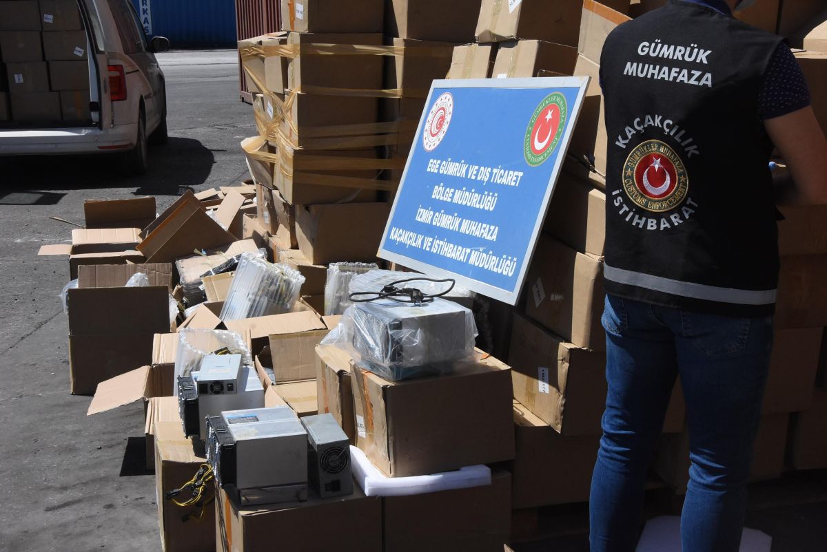 İzmir de bitcoin üretmeye yarayan 5 milyon TL lik kaçak cihaz ele geçirildi #9