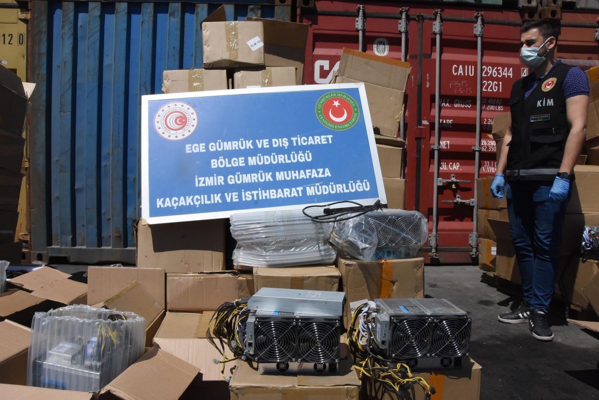 İzmir de bitcoin üretmeye yarayan 5 milyon TL lik kaçak cihaz ele geçirildi #8