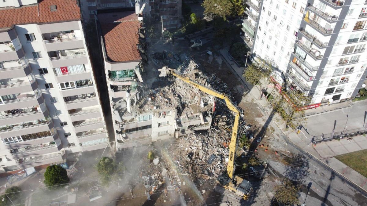 İzmir de depremde yıkılan binaların yerinde yenileri yükseliyor #8