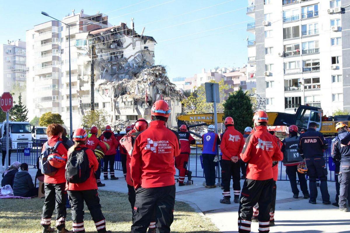 İzmir de depremde yıkılan binaların yerinde yenileri yükseliyor #10