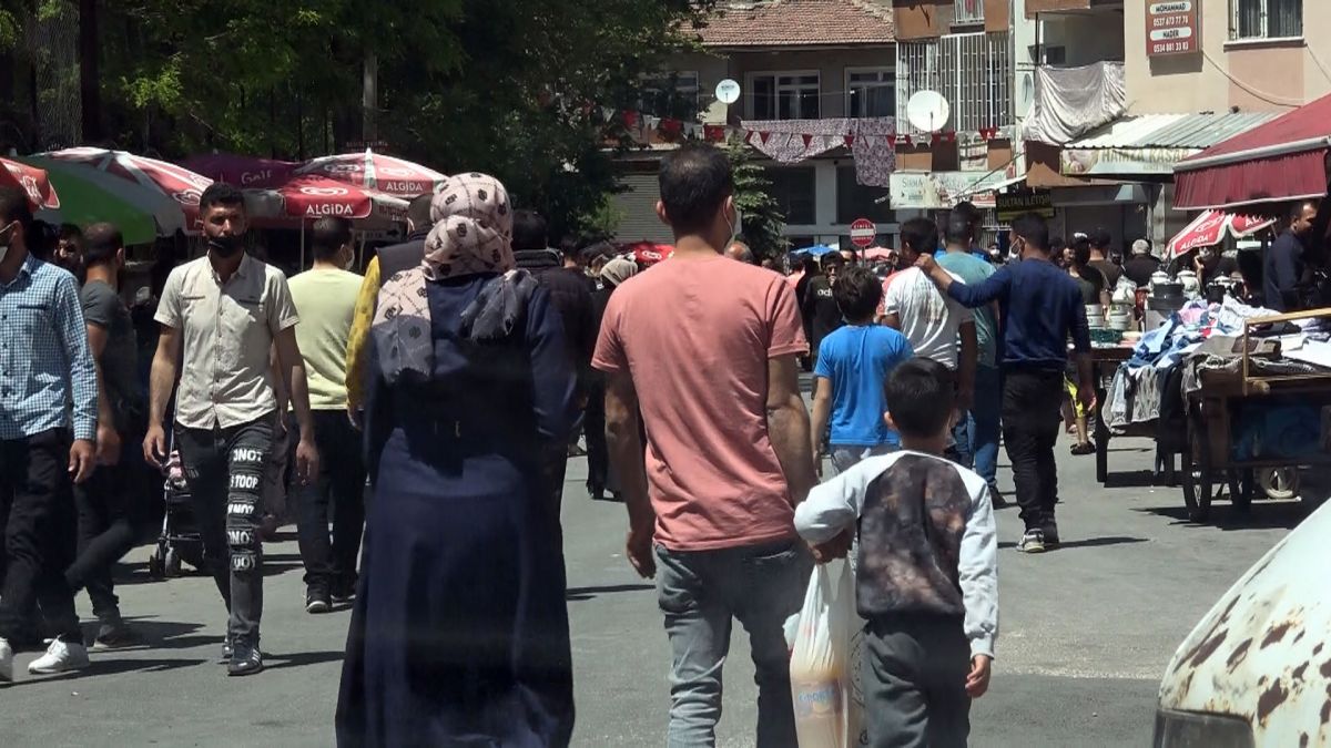 Konya da bayram öncesi kurulan seyyar tezgahlara müdahale edildi #6