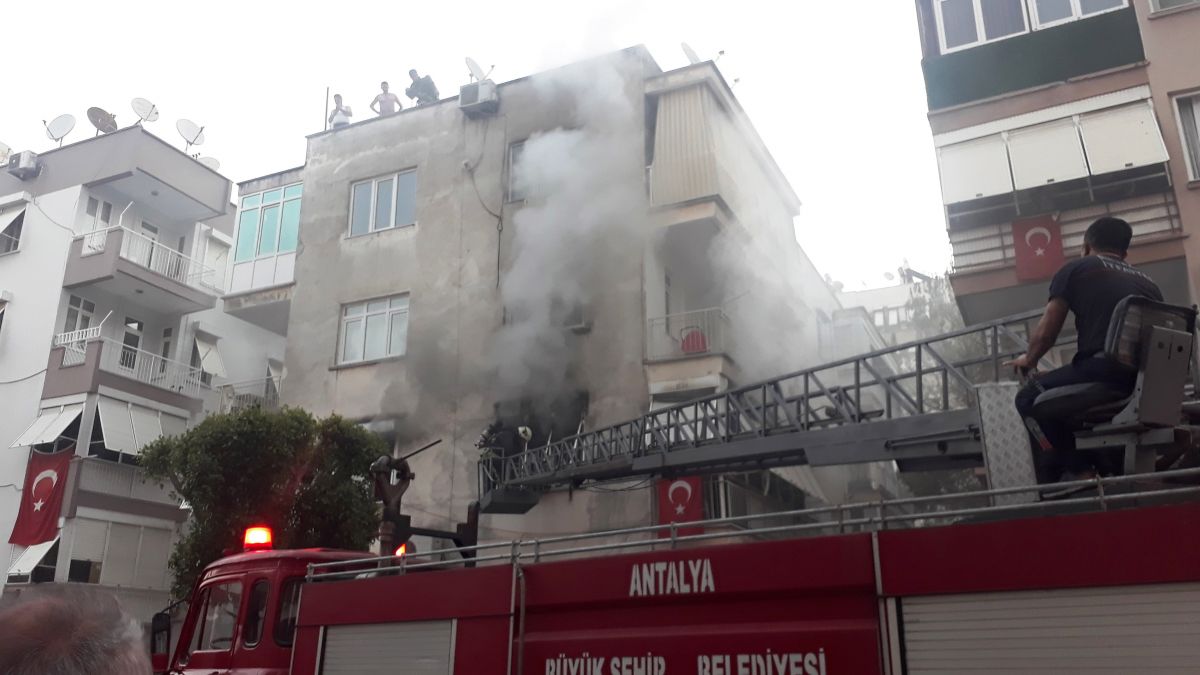 Antalya daki evlerinde bayram sabahı yangın çıktı #5