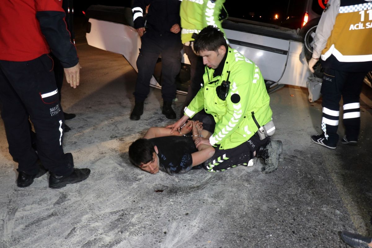 Sakarya da alkollü sürücü takla atan aracından kendisini kurtaran ekiplere saldırdı #2