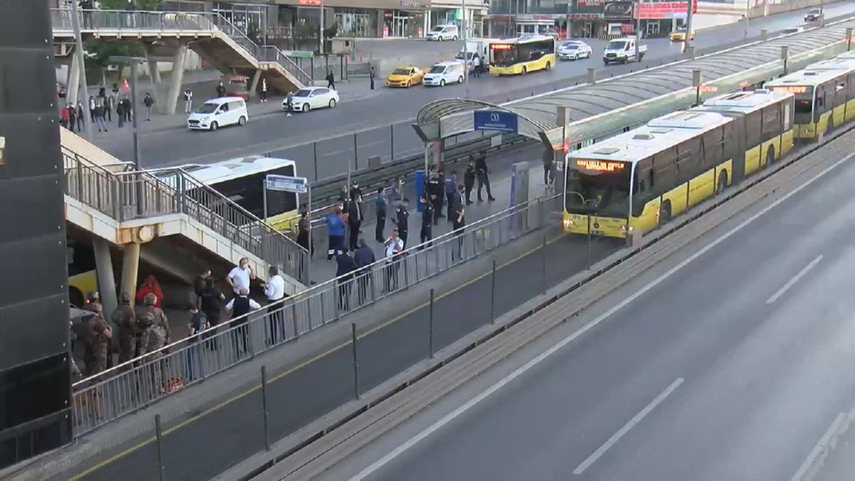 Avcılar istikametinde ilerleyen bir metrobüs rehin alındı #12