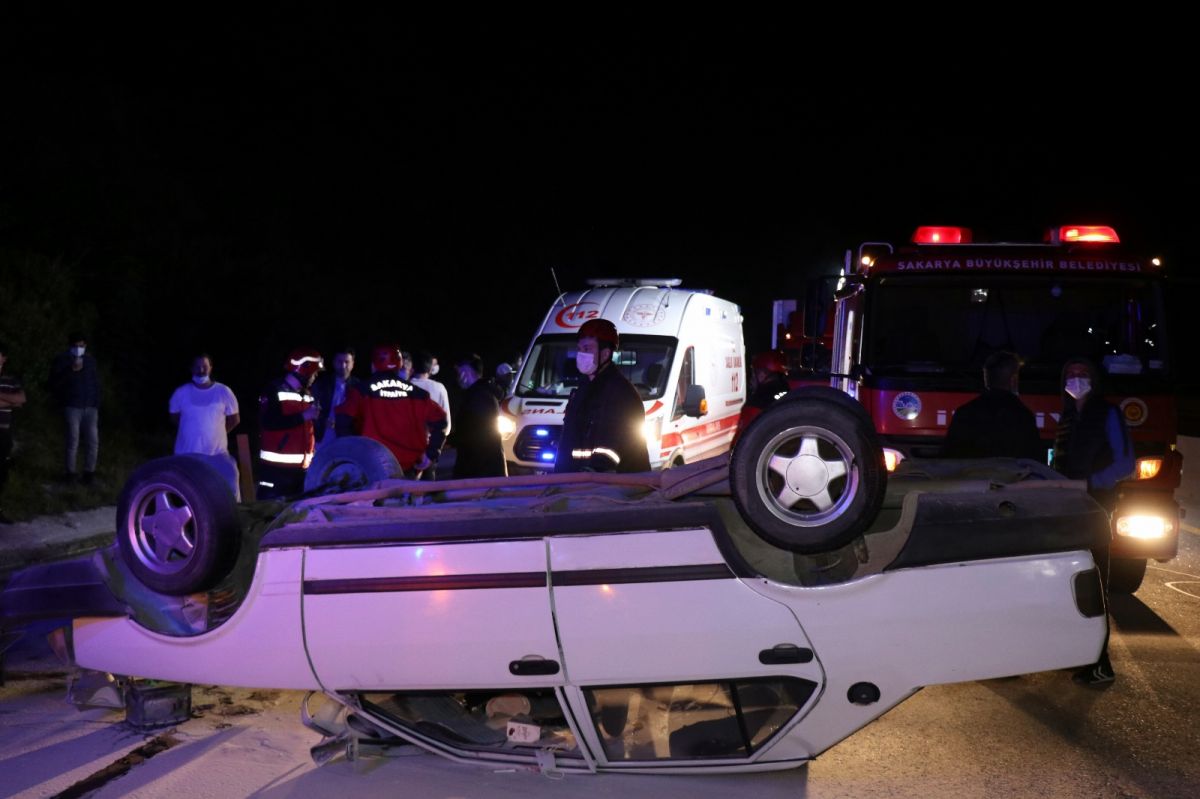 Sakarya da alkollü sürücü takla atan aracından kendisini kurtaran ekiplere saldırdı #6