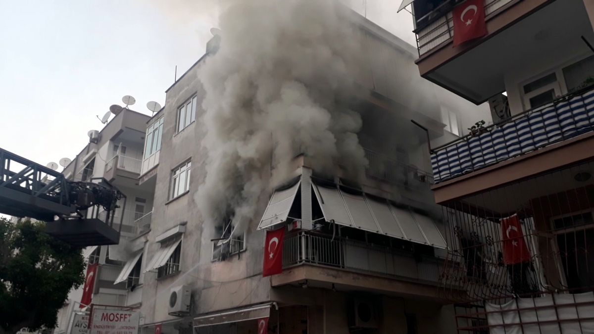 Antalya daki evlerinde bayram sabahı yangın çıktı #1