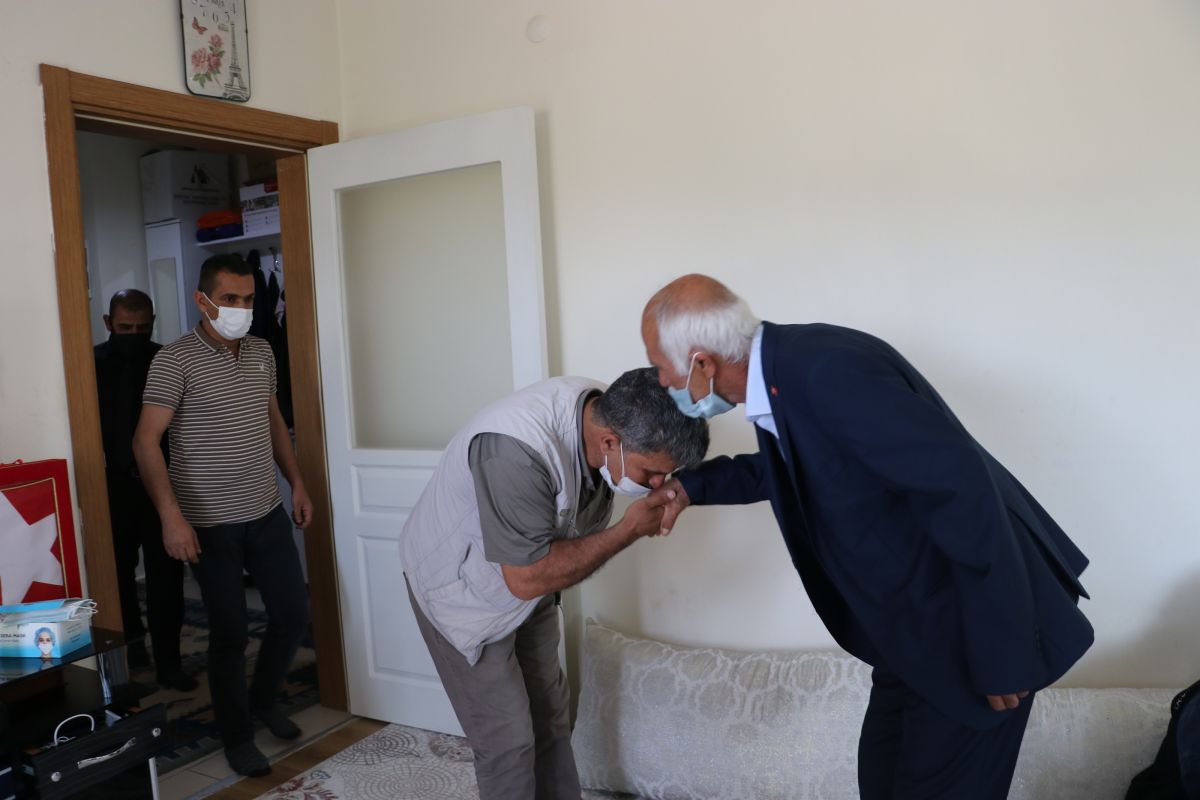 Diyarbakır da evlat nöbeti tutan ailelerden, Gara şehidinin ailesine bayram ziyareti #3