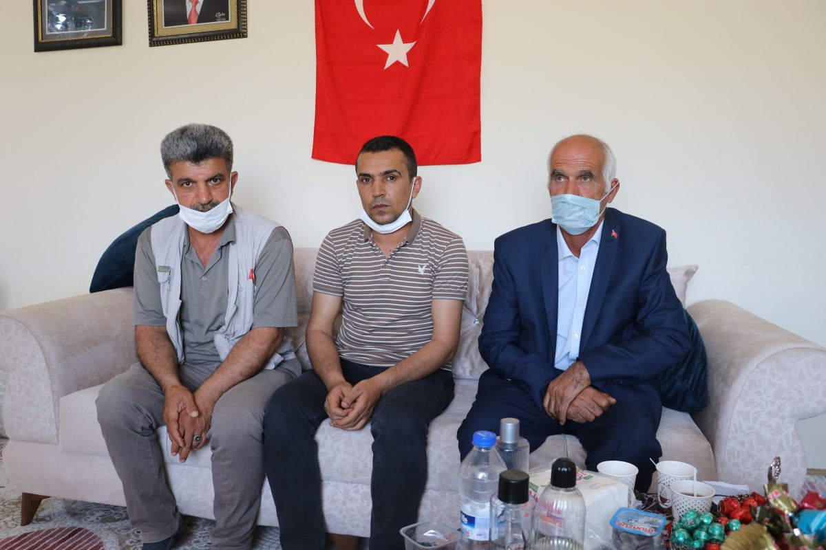 Diyarbakır da evlat nöbeti tutan ailelerden, Gara şehidinin ailesine bayram ziyareti #5