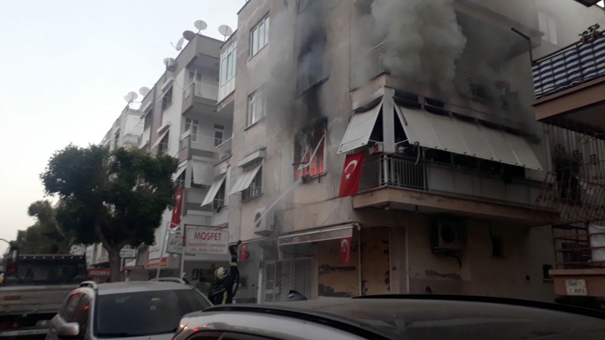 Antalya daki evlerinde bayram sabahı yangın çıktı #2