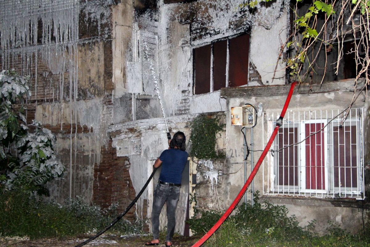 Adana da metruk binada çıkan yangın endişe yarattı #8