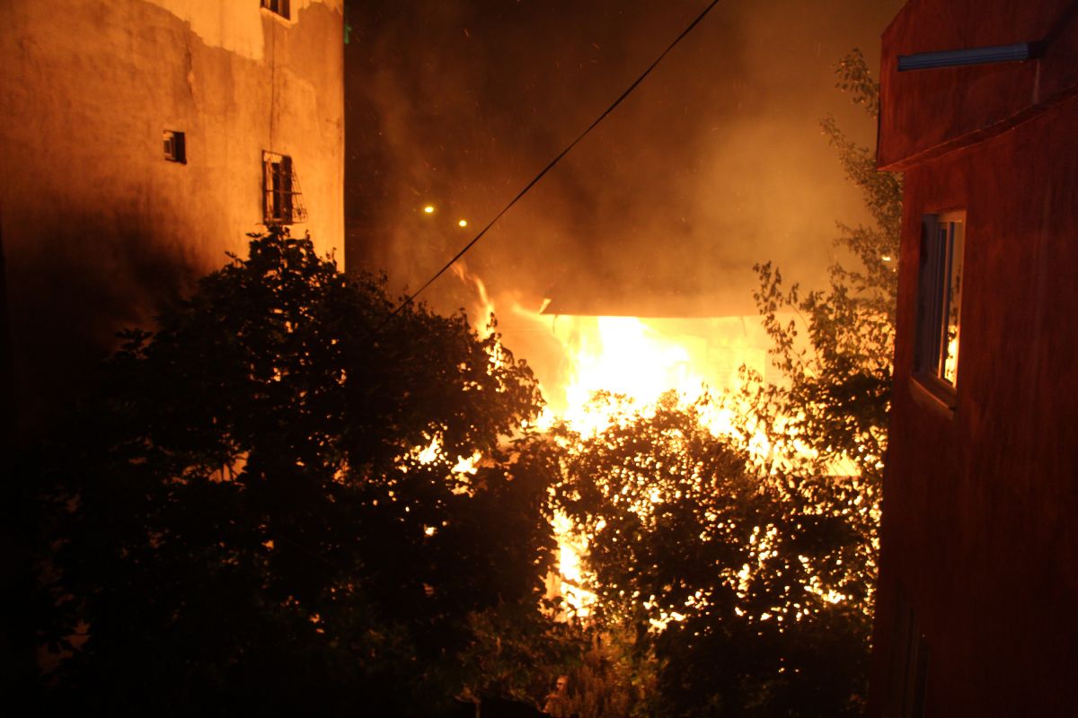 Adana da metruk binada çıkan yangın endişe yarattı #3
