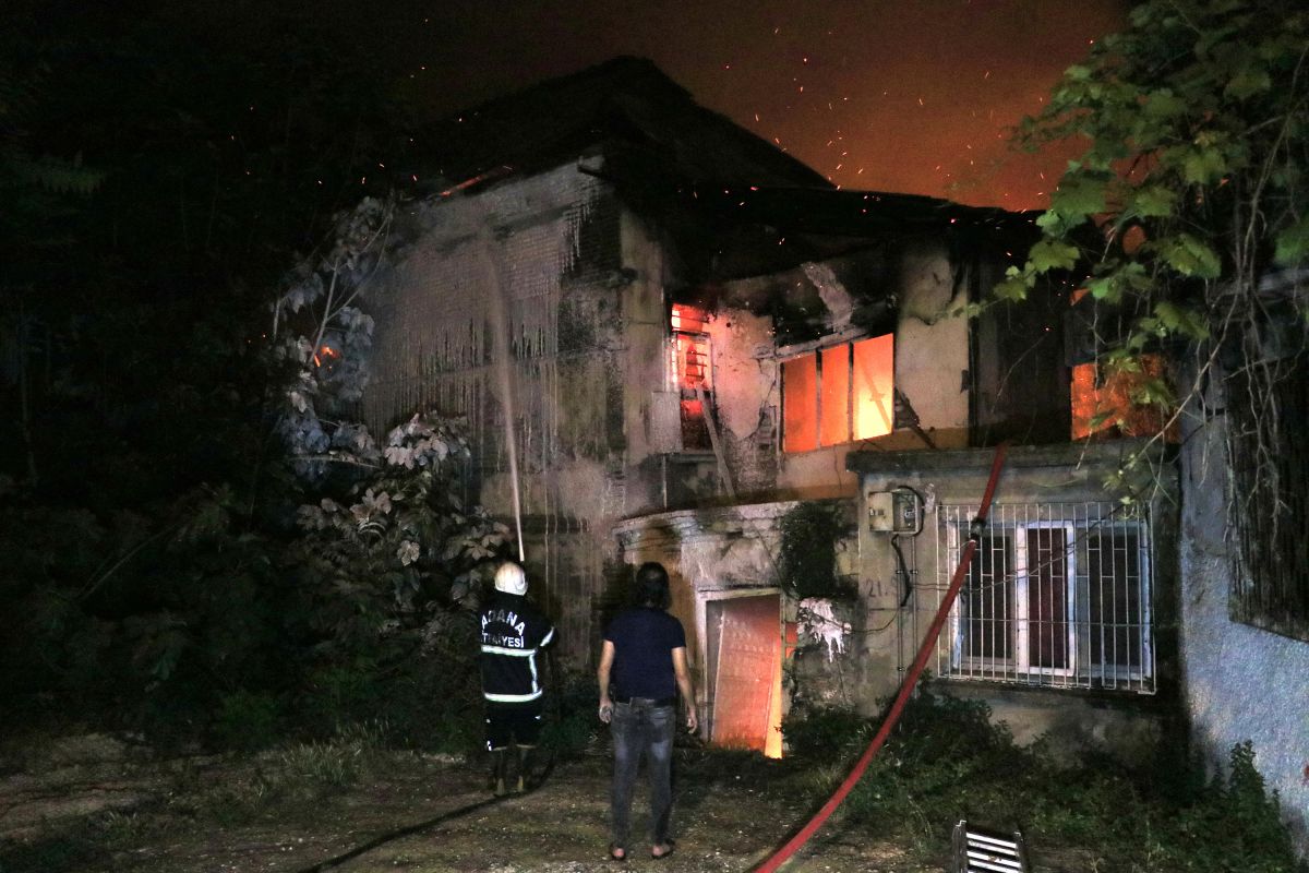 Adana da metruk binada çıkan yangın endişe yarattı #1
