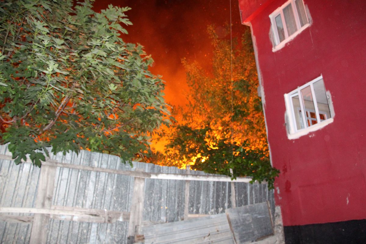 Adana da metruk binada çıkan yangın endişe yarattı #2