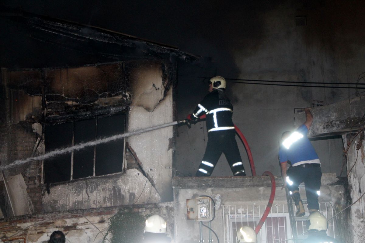 Adana da metruk binada çıkan yangın endişe yarattı #10