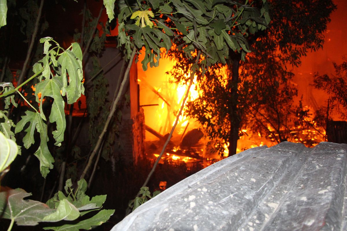 Adana da metruk binada çıkan yangın endişe yarattı #5