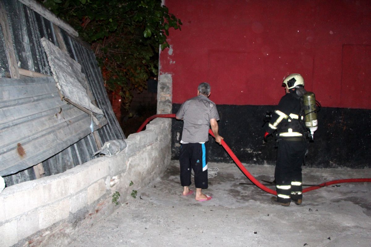 Adana da metruk binada çıkan yangın endişe yarattı #6
