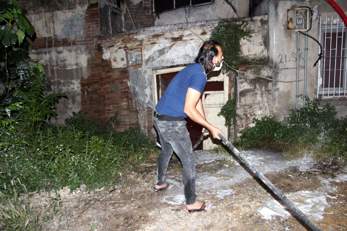 Adana da metruk binada çıkan yangın endişe yarattı #9