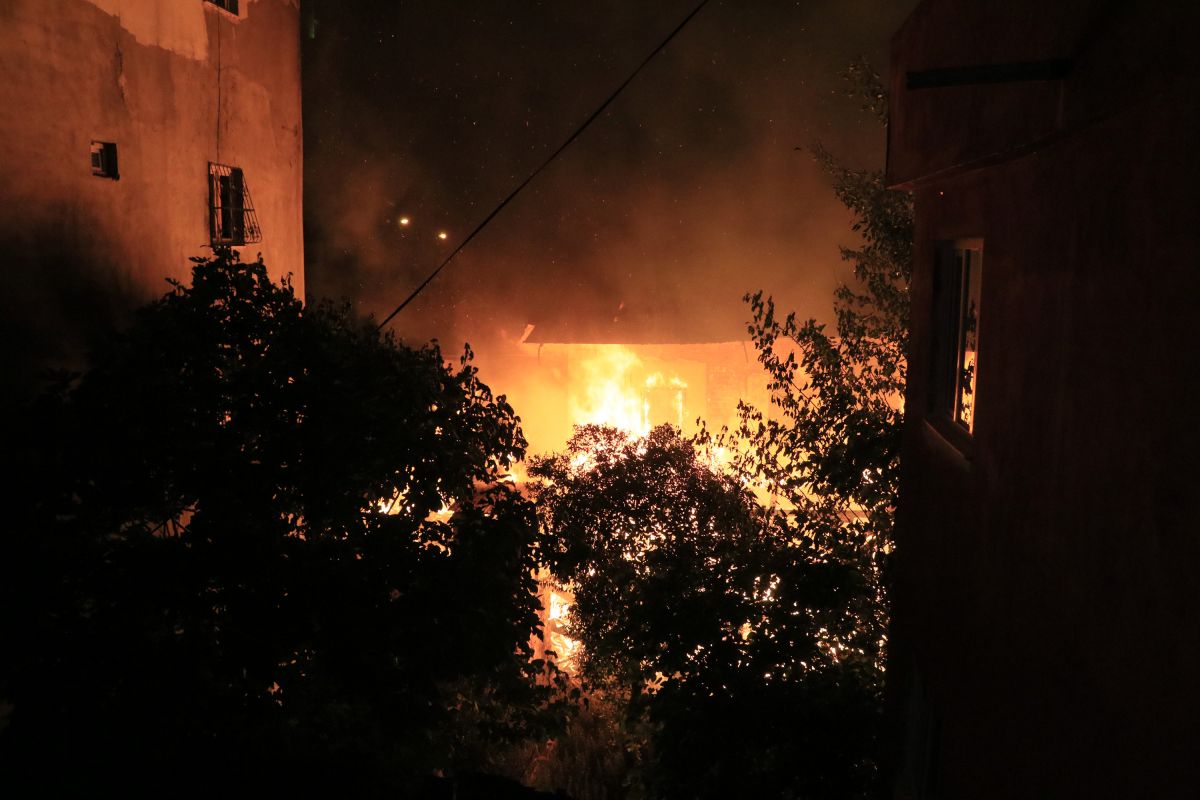 Adana da metruk binada çıkan yangın endişe yarattı #4