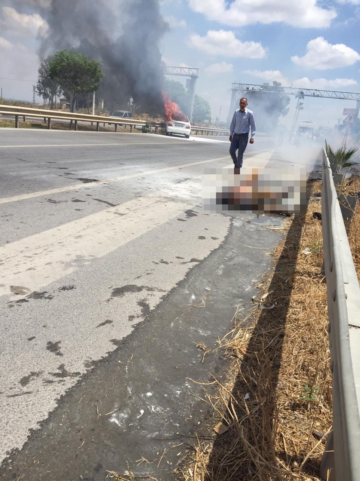 Mersin de alevler arasında kalan araçtan yanarak çıktı #4