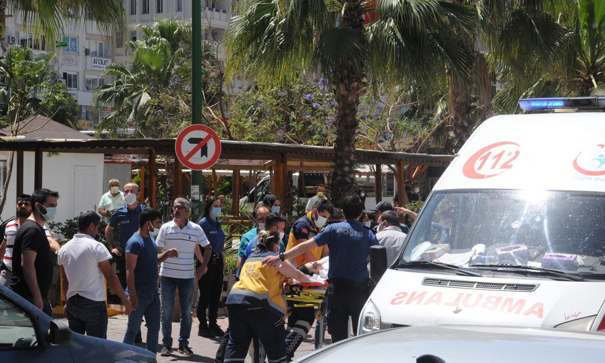 İzmir de annesini bıçakla yaralayan genç, engel olmaya çalışan 2 kişiyi öldürdü #3