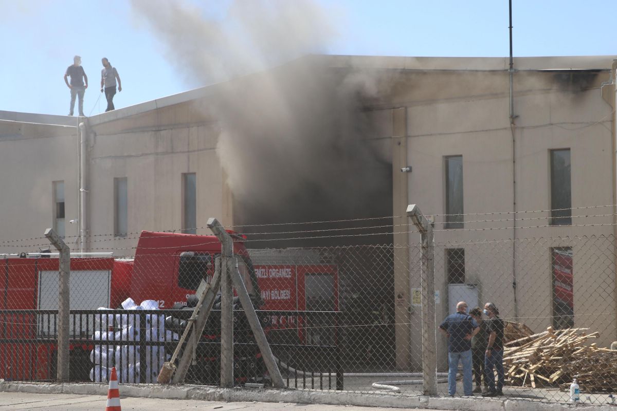 Denizli de fabrika yangınında 4 işçi dumandan etkilendi #8