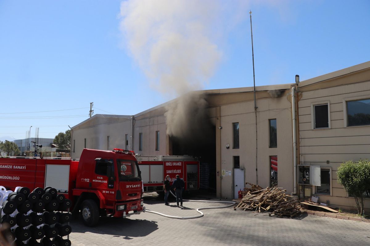 Denizli de fabrika yangınında 4 işçi dumandan etkilendi #2