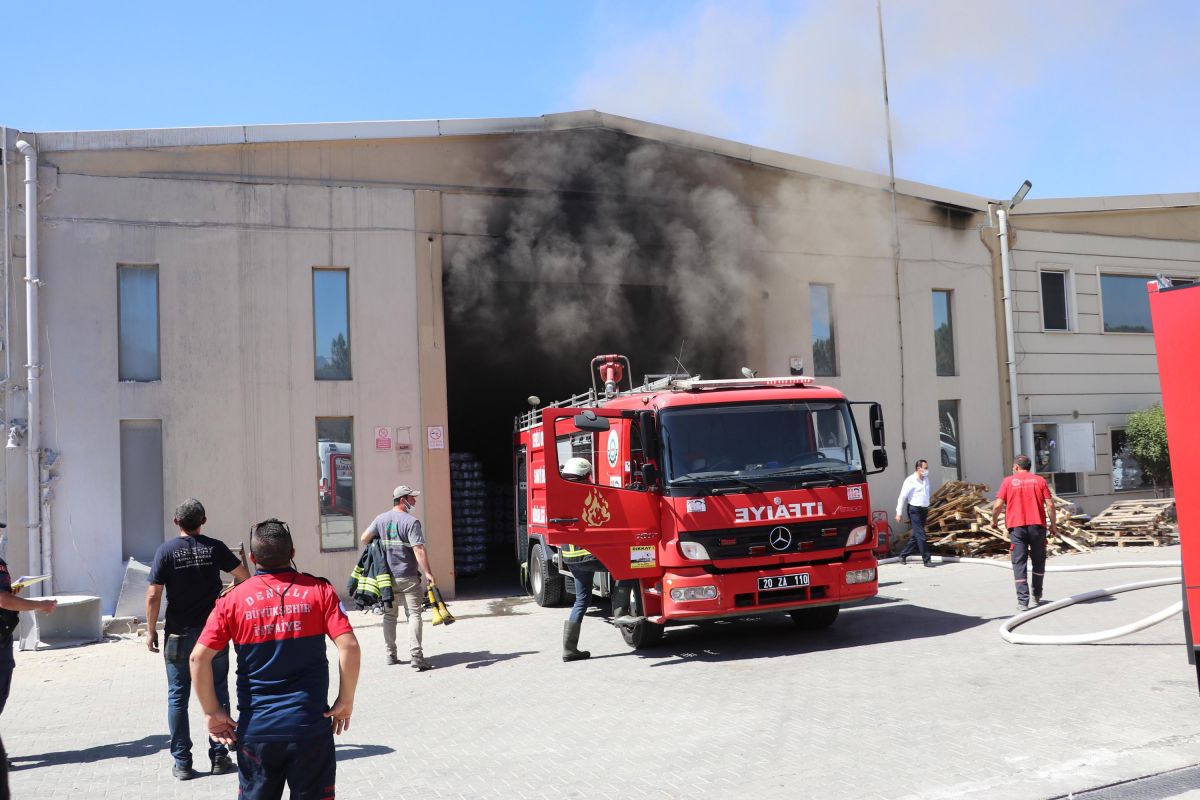 Denizli de fabrika yangınında 4 işçi dumandan etkilendi #1