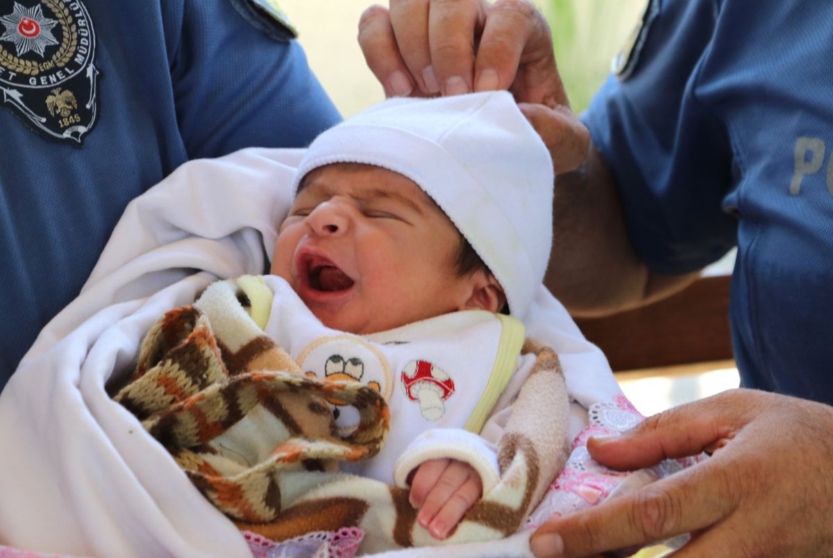 Adana da 1 aylık bebek, sokağa terk edildi #1