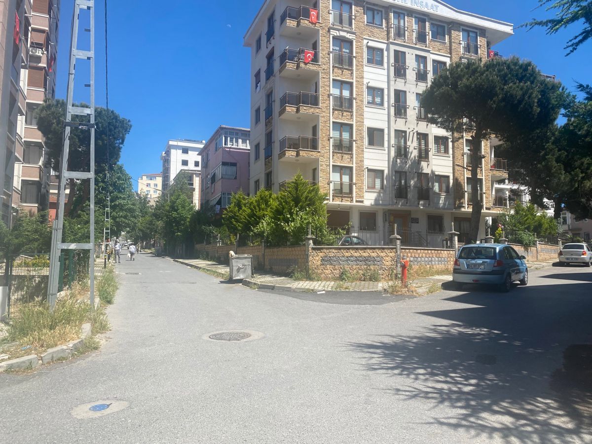 Maltepe de 2 sokağın kesiştiği dört yol, kaza nedeniyle korkutuyor #2