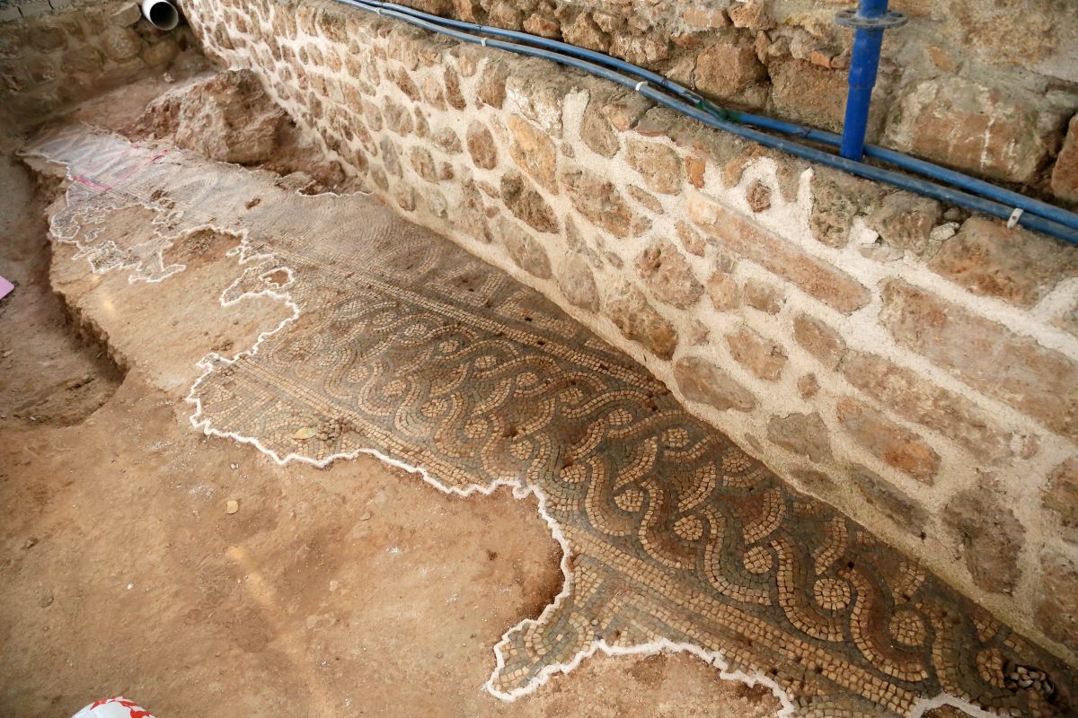 Antalya daki cami avlusunda Roma dönemine ait mozaik bulundu #1