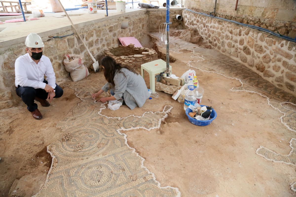 Antalya daki cami avlusunda Roma dönemine ait mozaik bulundu #3
