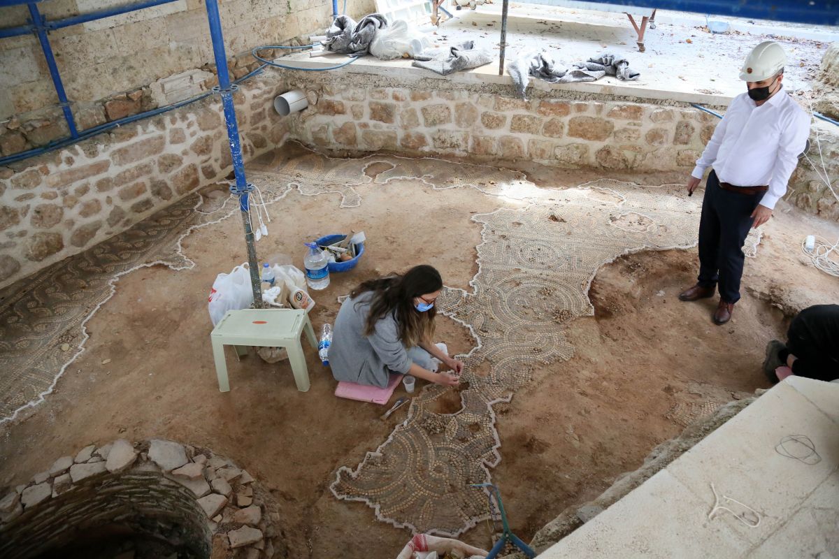 Antalya daki cami avlusunda Roma dönemine ait mozaik bulundu #2
