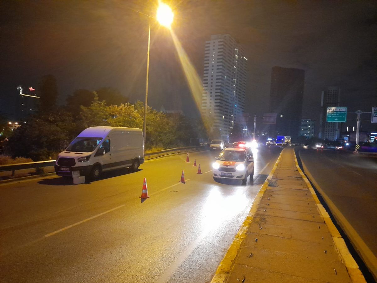 İstanbul da polisten kaçan otomobil bekçilere çarptı #4