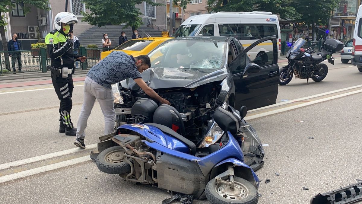 Bursa’da otomobil ile kurye çarpıştı: 1 yaralı #5