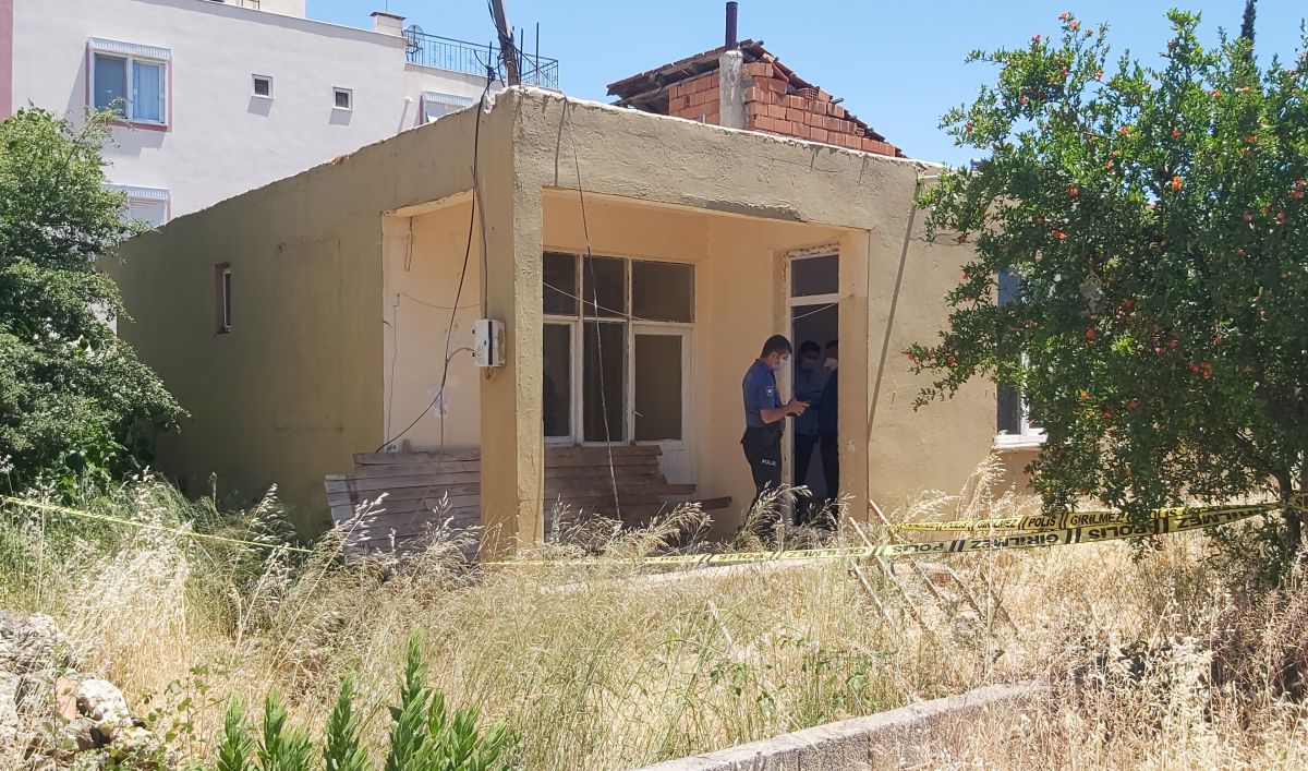 Antalya da işçileri için kiralamak istediği evde erkek cesedi buldu #1